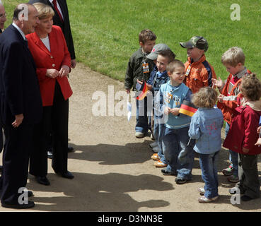 Il presidente francese Jacques Chirac (L) e il Cancelliere tedesco Angela Merkel sono accolti dai bambini che arrivano per il vertice bilaterale di Rheinsberg, Germania, martedì 6 giugno 2006. Foto: Markus Schreiber Foto Stock