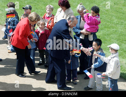 Il presidente francese Jacques Chirac (C) e il Cancelliere tedesco Angela Merkel sono accolti dai bambini della locale scuola materna appena arrivano per il vertice bilaterale di Rheinsberg, Germania, martedì 6 giugno 2006. Foto: Markus Schreiber Foto Stock