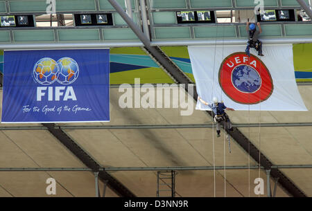 Gli arrampicatori urbani allegare le bandiere ufficiali della FIFA e della UEFA sul soffitto dello stadio olimpico di Berlino, Germania, Mercoledì, 07 giugno 2006. Berlino è il luogo per il prossimo la Coppa del Mondo FIFA 2006 partita finale di domenica, 09 luglio. Foto: Gero Breloer Foto Stock