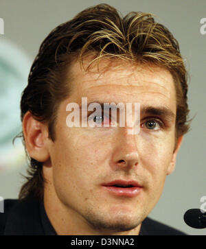 Nazionale tedesco di calcio team scontrino Miroslav KLOSE è raffigurato durante un tedesco Football Association (DFB) Conferenza stampa a Berlino, Germania, giovedì, 08 giugno 2006. La Germania dovrà affrontare la Costa Rica durante la Coppa del Mondo FIFA 2006 calcio di inizio corrisponde a Monaco di Baviera il Venerdì, 09 giugno. Foto: Bernd Settnik Foto Stock