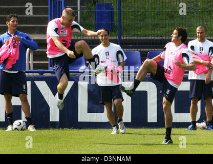 Nazionale italiana di calcio Fabio Grossi, Daniele de Rossi, Mauro Camoranesi Simone Barone e Alessandro del piero (L-R) fare un po' di kung-fu in lotta per divertirsi durante il team della prima sessione di prove libere a Duisburg in Germania, giovedì, 08 giugno 2006. Team Italia soggiorni a Duisburg durante la prossima Coppa del Mondo FIFA 2006 primo round periodo. Foto: Roland Weihrauch Foto Stock