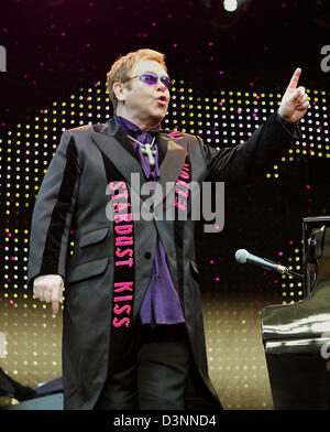 Cantante pop e tifoso di calcio Sir Elton John esegue alla Volkswagen Arena stadium di Wolfsburg, Germania, giovedì, 08 giugno 2006. Foto: Holger Hollemann Foto Stock