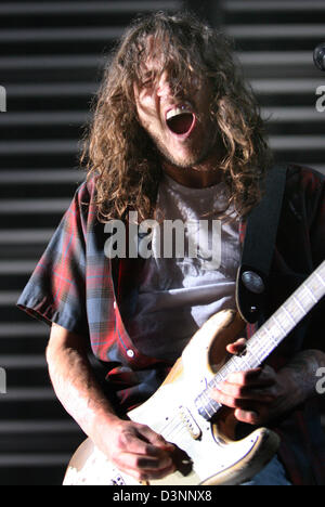 John Frusciante, chitarrista della rock band Red Hot Chili Peppers suona al loro concerto nel ', Halle Westfalen", Dortmund, Germania, Domenica, 11 giugno 2006. Foto: Achim Scheidemann Foto Stock