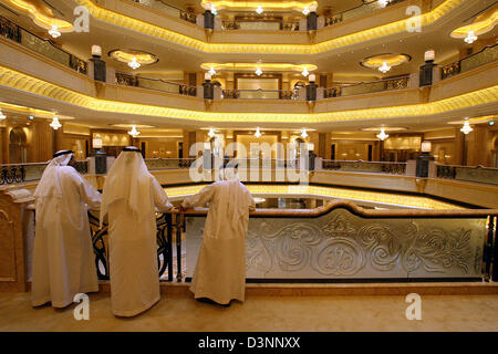 (Dpa file) - l'immagine mostra l'interno dell'hotel di lusso "Emirates Palace' ad Abu Dhabi, Emirati Arabi Uniti, 23 maggio 2006. Foto: Tim Brakemeier Foto Stock