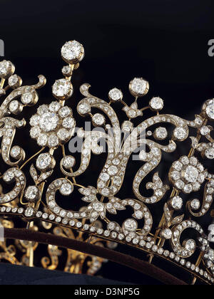 La foto mostra la partita 192 in Christie's vendita di gioielli appartenenti alla fine sorella della Gran Bretagna è la Regina Elisabetta II, il Principe Margaret è questo Poltimore Tiara/collana, Londra, 13 giugno 2006. Esso è stato progettato come una riga graduata di la forma di un cuscino e old-tagliare i cluster di diamante alternate a diamond-set di motivi di scorrimento, ciascuno sormontato dal vecchio-diamante del taglio dei terminali a pinza-set diam Foto Stock