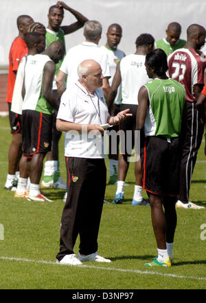 Il tedesco Otto Pfister anteriore (L) parla di Emmanuel Adebayor durante una sessione di allenamento con la nazionale togolese soccer team in Wangen, Germania, giovedì, 15 giugno 2006. Continua la saga di coaching che ha gettato il Togo la Coppa del Mondo FIFA 2006 Campagna in disordine sembra essere risolto dopo Pfister ha deciso di tornare alla posizione di coaching. Pfister sabato scorso ha lasciato il West African countr Foto Stock