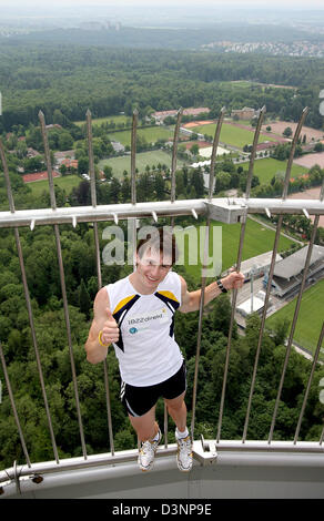Extreme atleta Thomas segnali Dold Thumbs up dopo che ha stabilito un nuovo record del mondo per salire le scale della alta 150 metri piattaforma della Stuttgart telecommunications tower solo in 4:44.87 minuti, Germania, giovedì, 15 giugno 2006. Dold è anche il regnante all'indietro in funzione campione del mondo e vincitore dell'Empire State Building Run Up. Foto: Bernd Weissbrod Foto Stock