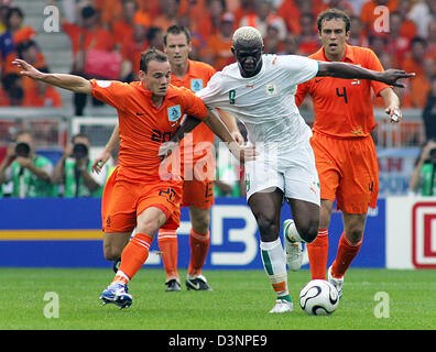 Internazionale olandese Wesley Sneijder (L) il sistema VIES per la palla con ivoriano Kone Arouna durante il 2006 Coppa del Mondo FIFA Group C match del Paesi Bassi vs Costa d Avorio a Stoccarda, Germania, Venerdì 16 Giugno 2006. DPA/PATRICK SEEGER +++ Servizi mobili fuori +++ si prega di fare riferimento anche alla FIFA di termini e condizioni. +++(c) dpa - Bildfunk+++ Foto Stock