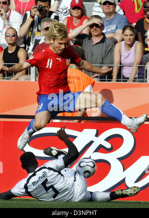 Il Ghana international John MENSAH (fondo) cancella la palla prima di Repubblica ceca Pavel Nedved durante il 2006 Coppa del Mondo FIFA Group E match della Repubblica ceca vs Ghana a Colonia, in Germania, sabato 17 giugno 2006. DPA/BERND THISSEN +++ Servizi mobili fuori +++ si prega di fare riferimento alla FIFA di termini e condizioni. +++(c) dpa - Bildfunk+++ Foto Stock