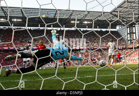 Il Ghana goalie Richard Kingson dal Ghana vola per effettuare un salvataggio durante il 2006 Coppa del Mondo FIFA Group E match della Repubblica ceca vs Ghana a Colonia, in Germania, sabato 17 giugno 2006. DPA/BERND THISSEN +++ Servizi mobili fuori +++ si prega di fare riferimento alla FIFA di termini e condizioni. +++(c) dpa - Bildfunk+++ Foto Stock