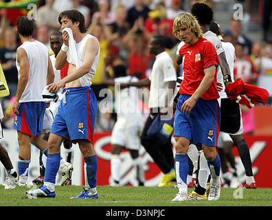 Internazional-ceco Tomas ROSICKY (L) e Pavel Nedved (R) lascia deluso il passo dopo il 2006 Coppa del Mondo FIFA Group E match della Repubblica ceca vs Ghana a Colonia, in Germania, sabato 17 giugno 2006. DPA/BERND THISSEN +++ Servizi mobili fuori +++ si prega di fare riferimento alla FIFA di termini e condizioni. +++(c) dpa - Bildfunk+++ Foto Stock