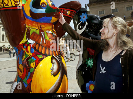 Noi actrice americano e ambasciatore dell'UNICEF Mia Farrow visiti la United Buddy Bears mostra su Bebelplatz a Berlino, Germania, lunedì, 19 giugno 2006. 142 Buddy orsi, creato a Berlino sono in piedi pacificamente mano nella mano per rappresentare 142 Gli Stati membri delle Nazioni Unite sulla Bebelplatz di Berlino fino al 31 luglio 2006. L'orso exhibition chiede più in tutto il mondo la tolleranza e la pace. Foto: Foto Stock