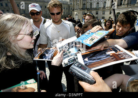 Noi actrice americano e ambasciatore dell'UNICEF Mia Farrow (L) è circondato dai giornalisti durante la sua visita del Regno Buddy Bears mostra su Bebelplatz a Berlino, Germania, lunedì, 19 giugno 2006. 142 Buddy orsi, creato a Berlino sono in piedi pacificamente mano nella mano per rappresentare 142 Gli Stati membri delle Nazioni Unite sulla Bebelplatz di Berlino fino al 31 luglio 2006. L'orso exhibition chiede f Foto Stock