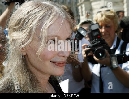 Noi actrice americano e ambasciatore dell'UNICEF Mia Farrow (L) è circondato dai giornalisti durante la sua visita del Regno Buddy Bears mostra su Bebelplatz a Berlino, Germania, lunedì, 19 giugno 2006. 142 Buddy orsi, creato a Berlino sono in piedi pacificamente mano nella mano per rappresentare 142 Gli Stati membri delle Nazioni Unite sulla Bebelplatz di Berlino fino al 31 luglio 2006. L'orso exhibition chiede f Foto Stock