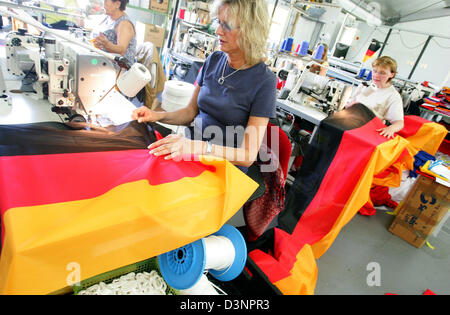 I dipendenti della "Berliner Stoffdruckerei" (Berlino tessuto factory) cucire tedesco bandiere nazionali a Berlino, Germania, lunedì 19 giugno 2006. La società è la bandiera ufficiale fornitore per la Coppa del Mondo FIFA 2006. Foto: Gero Breloer Foto Stock