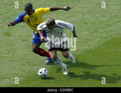 Lukas Podolski della Germania (anteriore) vies con Jorge Guagua dell Ecuador durante il gruppo un confronto preliminare della Coppa del Mondo FIFA 2006 tra Ecuador e Germania nello Stadio Olimpico di Berlino, Germania, martedì, 20 giugno 2006. Foto: BERND SETTNIK +++ Servizi mobili fuori +++ si prega di fare riferimento alla FIFA di termini e condizioni. Foto Stock