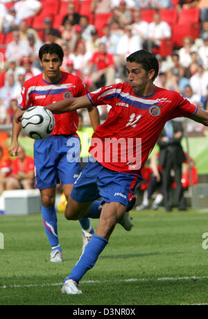 Costa Rican player Leonardo Gonzalez prende un colpo sul traguardo durante il gruppo un confronto preliminare della Coppa del Mondo FIFA 2006 tra Costa Rica e Polonia ad Hannover, Germania, martedì, 20 giugno 2006. Foto: INGO WAGNER +++ Servizi mobili fuori +++ si prega di fare riferimento anche alla FIFA di termini e condizioni. Foto Stock