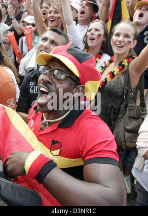 I fan di celebrare un obiettivo durante la copertura in diretta della Coppa del Mondo 2006 match tra Germania e Ecuador a 'Fan Fest' ad Amburgo, Germania, martedì, 20 giugno 2006. Foto: Ulrich Perrey Foto Stock