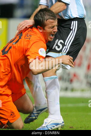 Nazionale Argentino giocatore di calcio Gabriel MILITO (R) il sistema VIES con l'olandese Rafael van der Vaart durante la Coppa del Mondo FIFA 2006 gruppo C corrispondono a Francoforte in Germania, Mercoledì, 21 giugno 2006. Argentina e rabboccato il gruppo C per impostare un secondo round di legare con il Messico mentre Holland incontrerà il Portogallo dopo una situazione di stallo 0-0. Foto: Arne Dedert +++ Servizi mobili fuori +++ si prega di fare riferimento anche alla FIFA Ter Foto Stock