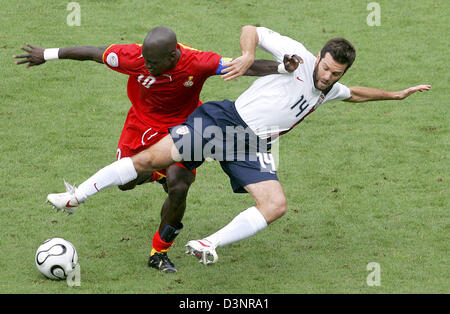 Ghana e capitano della squadra di Stephen APPIAH (L) le lotte per la palla con il mercato USA è ben Olsen (R) durante il gruppo e turno preliminare partita della Coppa del Mondo FIFA 2006 tra il Ghana e USA in Nuremberg, Germania, giovedì 22 giugno 2006. DPA/ALEXANDER RUESCHE +++ Servizi mobili fuori +++ si prega di fare riferimento anche alla FIFA di termini e condizioni. Foto Stock