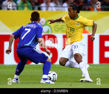 Hidetoshi NAKATA (L) dal Giappone e Ronaldinho (R) dal Brasile lotta per la palla durante il gruppo F partita della Coppa del Mondo FIFA 2006 tra Giappone e Brasile a Dortmund, Germania, giovedì 22 giugno 2006. DPA/ACHIM SCHEIDEMANN +++ Servizi mobili fuori +++ si prega di fare riferimento alla FIFA di termini e condizioni. Foto Stock