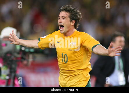 Australia Harry Kewell festeggia dopo aver segnato il pareggio per 2-2 durante il gruppo F partita della Coppa del Mondo FIFA 2006 tra la Croazia e l'Australia a Stoccarda, Germania, giovedì 22 giugno 2006. DPA/Patrick Seeger +++ Servizi mobili fuori +++ si prega di fare riferimento anche alla FIFA di termini e condizioni. Foto Stock