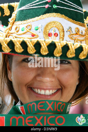 Una femmina di sostenitore del Messico cheers prima della Coppa del Mondo FIFA 2006 round di 16 match Argentina vs Messico di Lipsia, in Germania, sabato 24 giugno 2006. Foto: Waltraud Grubitzsch Foto Stock