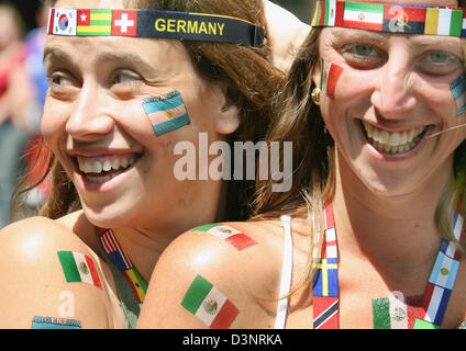 Tifose di Argentina allietare prima della Coppa del Mondo FIFA 2006 round di 16 match Argentina vs Messico di Lipsia, in Germania, sabato, 24 giugno 2006. Foto: Waltraud Grubitzsch Foto Stock