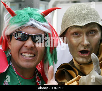 I sostenitori di Argentina allietare prima della Coppa del Mondo FIFA 2006 round di 16 match Argentina vs Messico di Lipsia, in Germania, sabato, 24 giugno 2006. Foto: Waltraud Grubitzsch Foto Stock