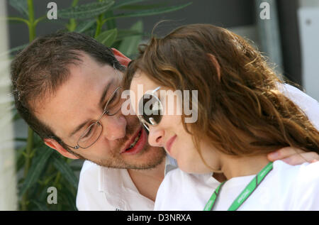 La foto mostra Canadian pilota di Formula Uno Jacques Villeneuve per la BMW Sauber e sua moglie Johanna presso il paddock del Gilles Villeneuve race track a Montreal, Canada, Domenica, 25 giugno 2006. Foto: Jens Buettner Foto Stock