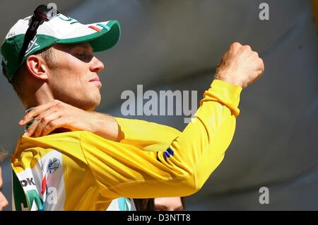 Ciclismo norvegese pro Thor HUSHOVD del Credit Agricole cycling team mette la maglia gialla dopo aver conquistato il prologo al Tour de France 2006 in un singolo percorso di tempo intorno a Strasburgo, Francia, Sabato, 01 luglio 2006. Foto: Oliver Weiken +++(c) dpa - Bildfunk+++ Foto Stock