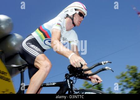 Australian cycling pro Michael Rogers del T-Mobile cycling team corse la sua moto durante il prologo al Tour de France 2006 in un singolo percorso di tempo intorno a Strasburgo, Francia, Sabato, 01 luglio 2006. Il Mondo Crono del campione termina al settimo posto. Foto: Gero Breloer +++(c) dpa - Bildfunk+++ Foto Stock