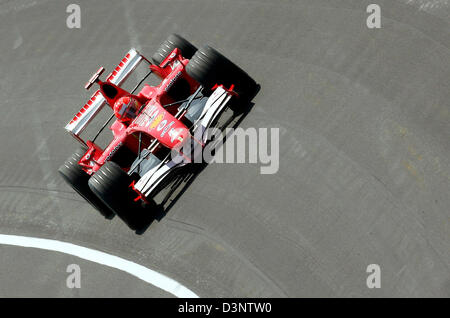 Il tedesco pilota di Formula Uno Michael Schumacher della Scuderia Ferrari F1 team passi attraverso la volta 13 durante la prima sessione di prove libere per il 2006 di Formula 1 il Gran Premio degli Stati Uniti a Indianapolis Autostrada Velocità Corsa di Indianapolis, Stati Uniti, Venerdì 30 Giugno 2006. Gli Stati Uniti Grand Prix si svolgerà domenica, 02 luglio 2006. Foto: Jens Buettner +++(c) dpa - Bildf Foto Stock