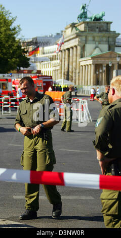 Poliziotti di spegnere la ventola area di fronte alla Porta di Brandeburgo a Berlino, Germania, domenica 2 luglio 2006. 15 persone sono state leggermente ferite quando una VW Polo si è schiantato attraverso le barriere del fan fest. Foto: Michael Hanschke Foto Stock