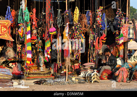 Una pressione di stallo piena di camel paraphernalia alla fiera del bestiame nella parte occidentale della città indiana di Nagaur, in Rajasthan. Foto Stock