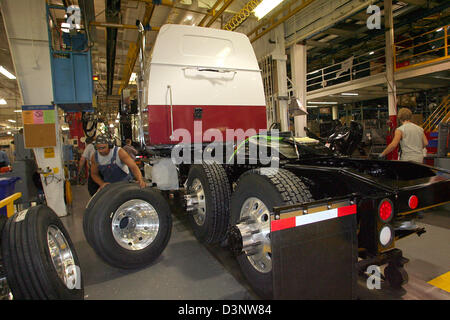 I dipendenti di Freightliner lavorare su un Western Star Carrello presso la fabbrica di Freightliner in Portland/Oregon, Stati Uniti d'America, mercoledì 31 maggio 2006. DaimlerChrysler e Freightliner ha celebrato il venticinquesimo anniversery della fusione di Freightliner con DaimlerChrysler con 2.500 dipendenti. Foto: Harry Melchert Foto Stock