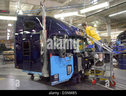 I dipendenti di Freightliner lavorare su un autocarro in cabina di Freightliner fabbrica in Portland/Oregon, Stati Uniti d'America, mercoledì 31 maggio 2006. DaimlerChrysler e Freightliner ha celebrato il venticinquesimo anniversery della fusione di Freightliner con DaimlerChrysler con 2.500 dipendenti. Foto: Harry Melchert Foto Stock
