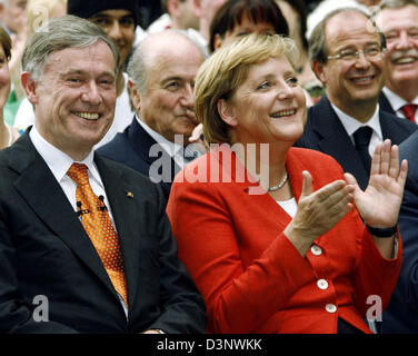 Il cancelliere tedesco Angela Merkel e il presidente Horst Koehler sorriso durante l'annuale "presidente della celebrazione di' al Bellevue Palace a Berlino, Germania, giovedì 06 luglio 2006. Il Capo dello Stato ha accolto 3.000 ospiti dalla vita pubblica, sport e politica. Foto: Wolfgang Kumm Foto Stock