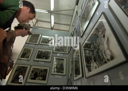 I visitatori osservano le foto al "residuati bellici Museum' a Saigon, Vietnam, lunedì 27 febbraio 2006. Foto: Christine Kokot Foto Stock