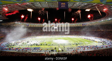 Fuochi d'artificio esplodere oltre lo Stadio Olimpico dopo il 2006 FIFA World Cup Final Italia vs Francia nello Stadio Olimpico di Berlino, Germania, domenica 09 luglio 2006. L'Italia ha vinto 5-3 dopo rigori. DPA/PETER KNEFFEL +++ Servizi mobili fuori +++ si prega di fare riferimento alla FIFA di termini e condizioni. +++(c) dpa - Bildfunk+++ Foto Stock