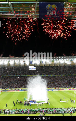 Fuochi d'artificio esplodere oltre lo Stadio Olimpico dopo il 2006 FIFA World Cup Final Italia vs Francia nello Stadio Olimpico di Berlino, Germania, domenica 09 luglio 2006. L'Italia ha vinto 5-3 dopo rigori. DPA/PETER KNEFFEL +++ Servizi mobili fuori +++ si prega di fare riferimento alla FIFA di termini e condizioni. +++(c) dpa - Bildfunk+++ Foto Stock