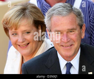 Il cancelliere tedesco Angela Merkel (CDU) ci accoglie il Presidente George W Bush sulla piazza del mercato di Stralsund, Germania, giovedì, 13 luglio 2006. Bush è su una visita di due giorni in Meclemburgo-Pomerania su invito di Merkel. Foto: Peter Kneffel Foto Stock