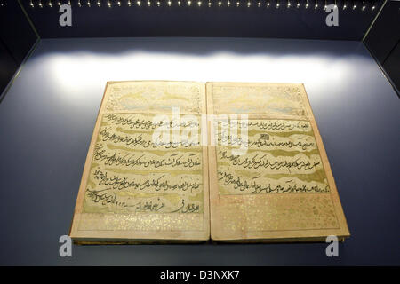 La foto mostra le pagine del Corano, vecchia pergamena con la calligrafia islamica, in un vitrine Nel Pergamon Museum di Berlino in Germania, giovedì, 13 luglio 2006. Il London gallerista Sam Fogg presenta una raccolta di suoi calligraphies e prenota luminarie, la primogenita arte del Corano pittura, su invito del museo. Il 'Masterpieces della calligrafia islamica' può essere visto dal 15 luglio Foto Stock
