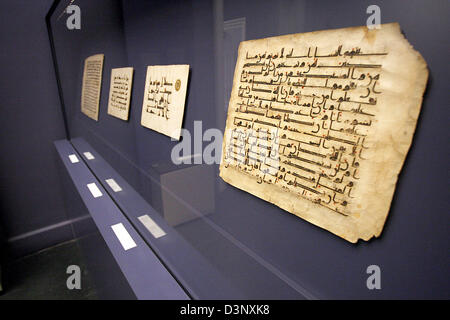 La foto mostra le pagine del Corano, vecchia pergamena con la calligrafia islamica, in un vitrine Nel Pergamon Museum di Berlino in Germania, giovedì, 13 luglio 2006. Il London gallerista Sam Fogg presenta una raccolta di suoi calligraphies e prenota luminarie, la primogenita arte del Corano pittura, su invito del museo. Il 'Masterpieces della calligrafia islamica' può essere visto dal 15 luglio Foto Stock