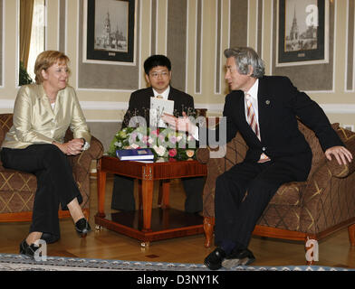 Il cancelliere tedesco Angela Merkel colloqui con il Giappone del Primo Ministro Koizumi a San Pietroburgo, Russia, Domenica, 16 luglio 2006. Merkel e Koizumi prenderà parte al vertice del G8 dal 15 al 17 luglio a San Pietroburgo. Nel corso del vertice ci fu una riunione bilaterale del tedesco e giapponese funzionari. Foto: Bernd Settnik Foto Stock