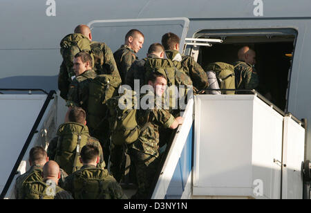 Bundeswehr soldati e i loro colleghi olandesi immettere una Luftwaffe Airbus alla parte militare dell'aeroporto di Colonia / Bonn a Colonia, Germania, Domenica, 17 luglio 2006. 170 tedesco e 37 soldati olandesi sono sulla loro strada per la Repubblica democratica del Congo. Alltogether 780 soldati tedeschi sono destinati a fissare le prime libere elezioni nella Repubblica democratica del Congo da decenni. Foto: Rolf Vennenbernd Foto Stock