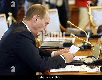 Il presidente russo Vladimir Putin legge i suoi documenti presso la Sala di marmo di Costantino Palace a San Pietroburgo, Russia, lunedì 17 luglio 2006. Il G8 i capi di Stato e di governo di tenere un incontro con l'Outreach-rappresentanti e agenti di varie organizzazioni internazionali. Foto: Bernd Settnik Foto Stock