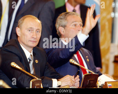 Il Presidente degli Stati Uniti George W. Bush (R) si siede accanto al Presidente russo Vladimir Putin al tavolo della conferenza nella sala di marmo di Costantino Palace a San Pietroburgo, Russia, lunedì 17 luglio 2006. Il G8 i capi di Stato e di governo di tenere un incontro con l'Outreach-rappresentanti e agenti di varie organizzazioni internazionali. Foto: Bernd Settnik Foto Stock