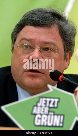 (Dpa) file il presidente del Partito Verde tedesco, Reinhard Buetikofer, parla al congresso del partito dei Verdi in Renania Palatinato a Treviri, Germania, Domenica, 12 febbraio 2006. Foto: Harald Tittel Foto Stock