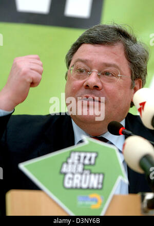 (Dpa) file il presidente del Partito Verde tedesco, Reinhard Buetikofer, parla al congresso del partito dei Verdi in Renania Palatinato a Treviri, Germania, Domenica, 12 febbraio 2006. Foto: Harald Tittel Foto Stock